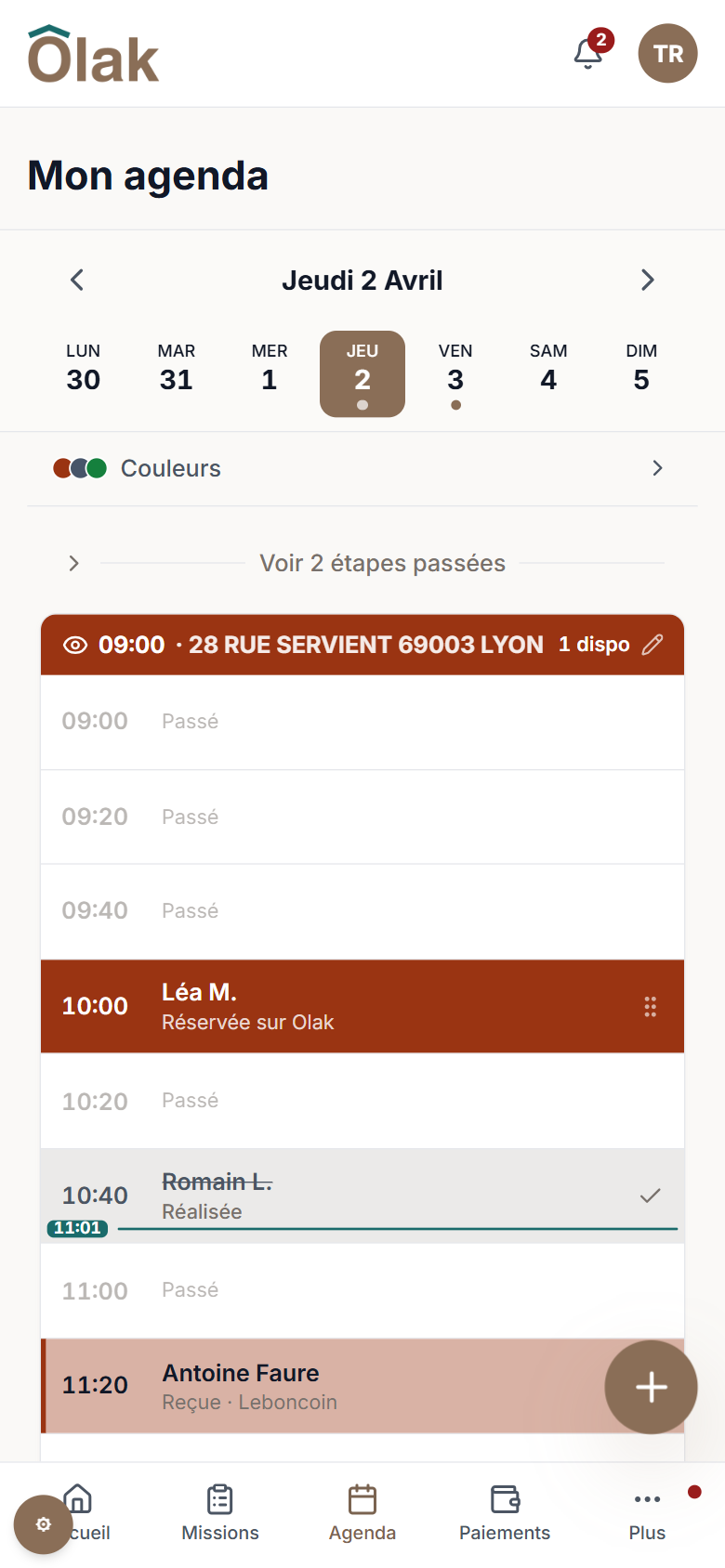 Agenda d'un Olaker sur téléphone : les missions de la journée planifiées heure par heure.